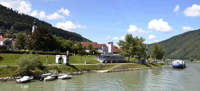 PASOV a LINEC - lodí po modrém Dunaji