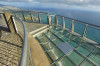 Výhled z prosklené vyhlídkové plošiny Cabo Girão (580 m n. m.)